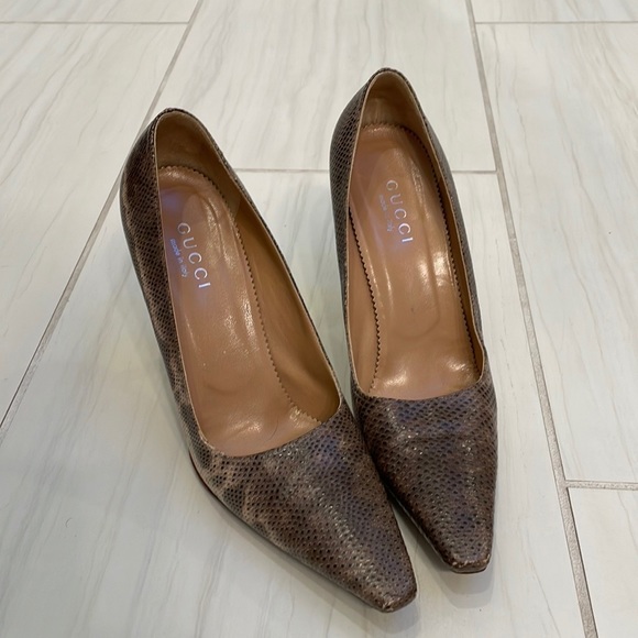 Gucci snakeskin pumps. Pointed toe, python snakeskin, 4 inch heal. Size 9B - Picture 4 of 8